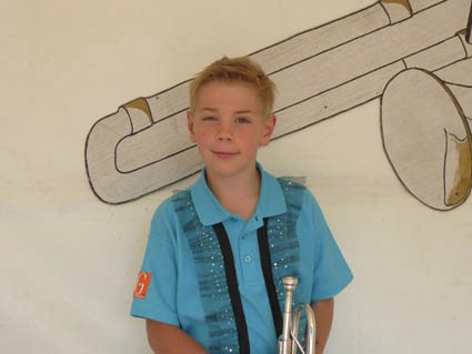 Rens speelt trompet.